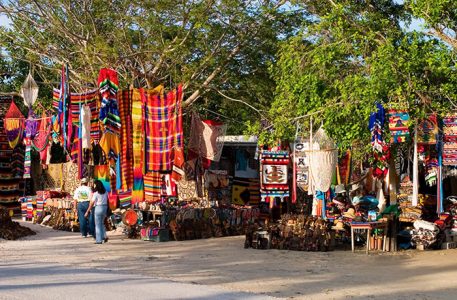 Сувенирные ряды на подступах к Тулуму.