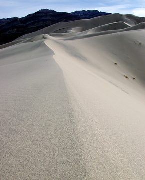 Дюна Eureka и горная гряда "Последний шанс".