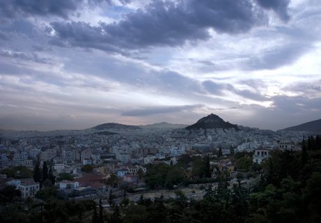 Холм Ликавиттос, возвышающийся над Афинами в утренней дымке.