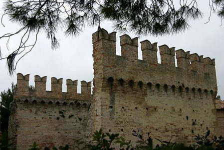 Крепостная стена в древнем городке Fano.