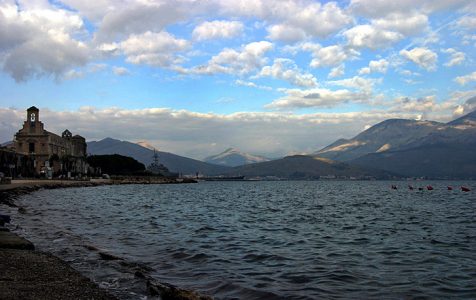 Тирренское море и элегантная церковь со звонарной башней. Город Gaeta.