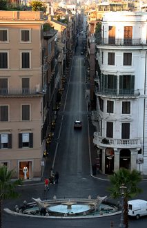 Панорама с вершины Spanish steps на фонтан della Barcaccia и улицу Via Condotti.