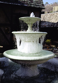 Замерзший фонтан. Гетлинбург, Great Smoky Mountains.