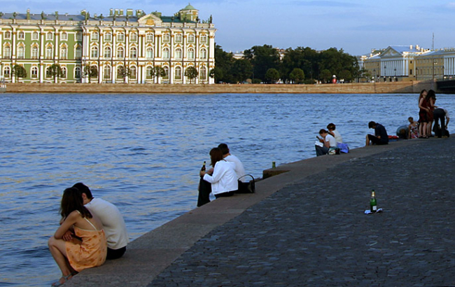 Парочки на набережной.