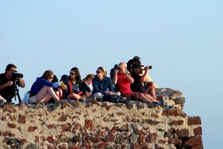 Фотографы и просто туристы в ожидании заката. Поселение Ия.