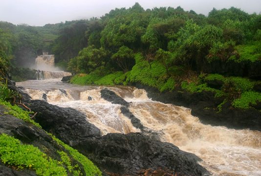 7 священных водопадов ('Ohe'o Gulch), превращенных в одну бурляющую реку.