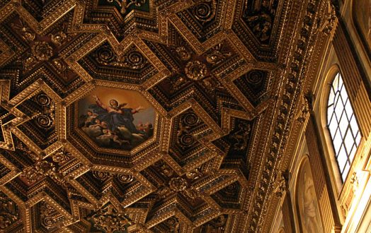 Богато украшенный потолок в церкви Santa Maria in Trastevere.
