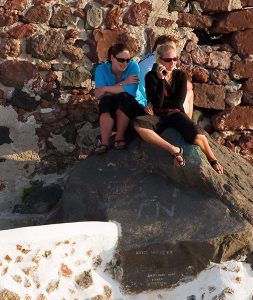 Молоденькие девушки-туристки наблюдают закат.