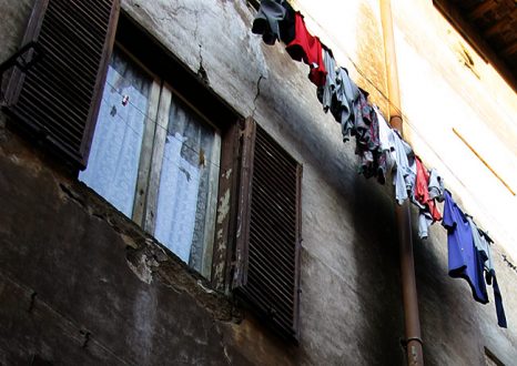 Вывешивание белья на всеобщее обозрение - отличительная черта итальянской жизни.