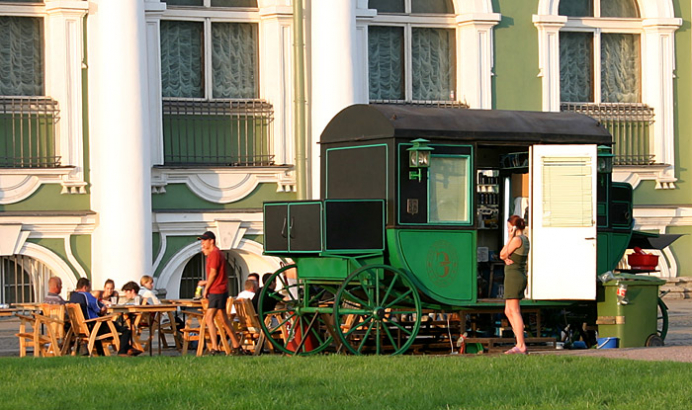 Ларек, оформленный в виде кареты на Дворцовой набережной.