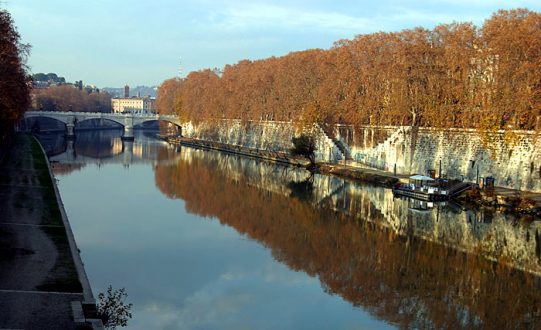 Прекрасный Тибр при тихой погоде.