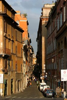 Римская улочка, залитая вечерним солнцем.