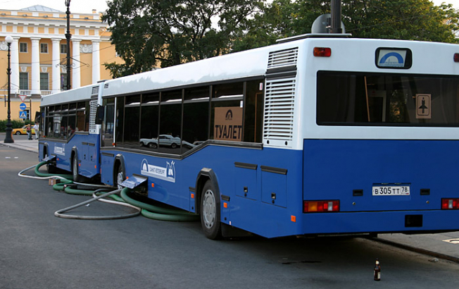 Современный туалет на Дворцовой: первый вагон - для мужчин, второй - для женщин.