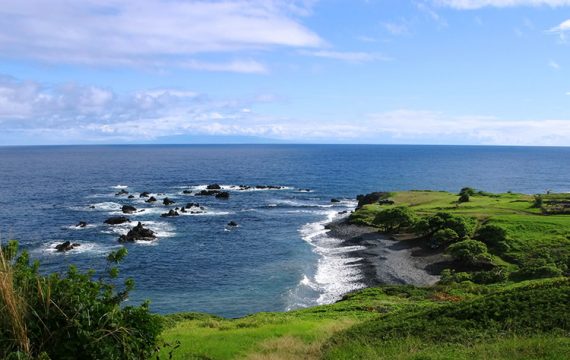 Тихий океан у побережья Kipahulu. Справа на обрыве находится могила авиатора Чарльза Линдерберга.