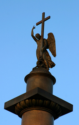 Ангел на вершине Александрийской колонны.