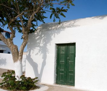 Олива и оливковая дверь. Деревня Ия.