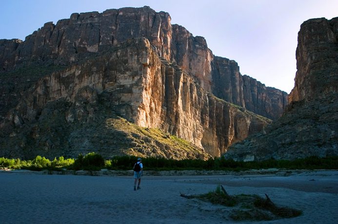 В каньоне Св. Елены. Левая скала - Мексика, правая - США.