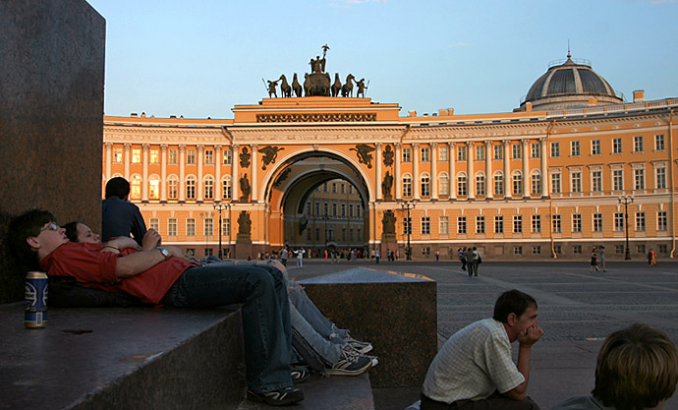 Молодежь отдыхает у подножия Александрийской колонны на Дворцовой площади.