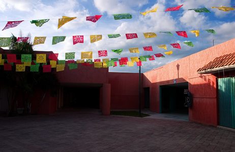 Разноцветные флажки над инфо-центром в Тулуме.