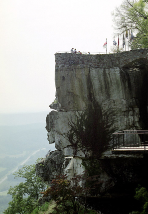Скала с романтическим названием "Прыжок влюбленных". У основания можно разглядеть человеческое лицо в профиль.