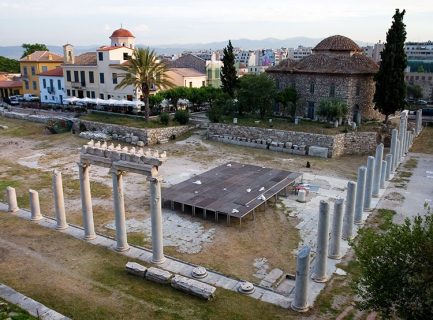 Руины Римской Агоры. Церковь без креста - мечеть The Fethiye Mosque, построенная турками в 15-м веке.
