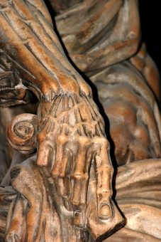 Рука статуи святого Бартоломео, в анатомических подробностях. Миланский Duomo.