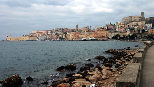 Набережная в прибрежном городе Gaeta.