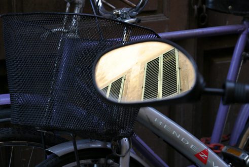 Велосипед и ставни.