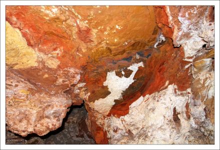 Разноцветные минеральные отложения на стенах Пещеры Ветра.