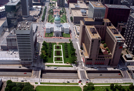 Панорама с вершины арки Gateway на деловой центр Сент-Луиса, Миссури.