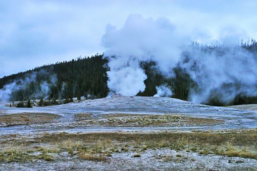 Гейзер "Old Faithful" готовится к извержению.