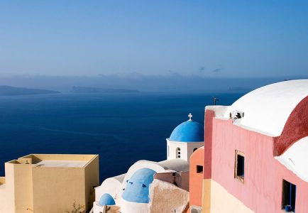 Разноцветная деревушка Ия (Oia) на севере острова. Санторини.