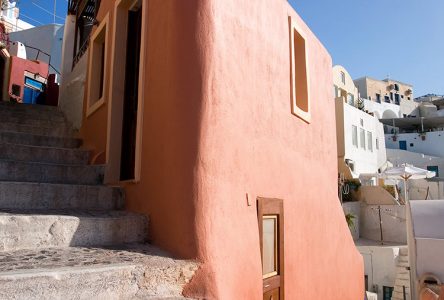 Крутые улочки деревни Ия.