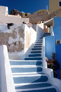 Лестница к главной улице поселка Ия (Oia).