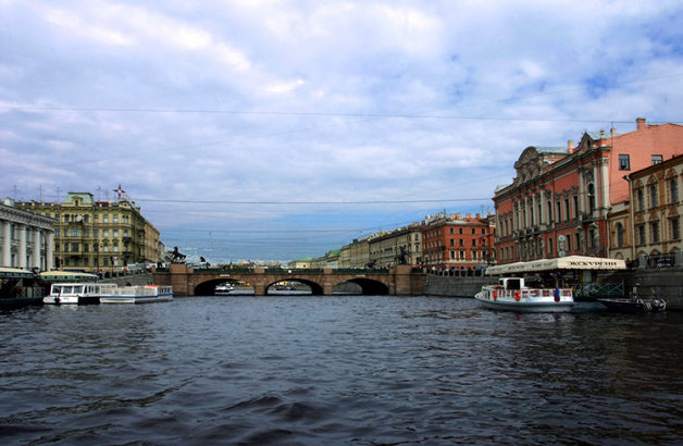 Прогулка на катере по рекам и каналам Санкт-Петербурга. Впереди - Аничков мост, построен в 1841 году инженером И.Ф. Бутацем.