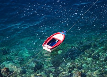 Рыбацкая лодка у крошечного порта Amoudi.