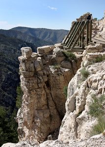Тяжелая и опасная тропа "Guadalupe Peak" через ущелья.