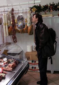 Принюхиваемся к копченостям в колбасной лавке :) Городок Fano.