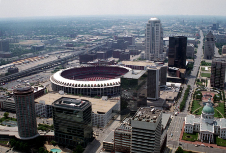 Панорама с арки Gateway на стадион и деловой центр Сент-Луиса.