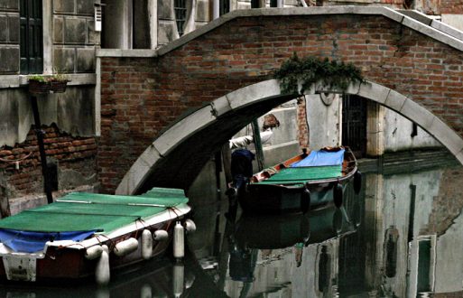 Тихая улочка с мостом.