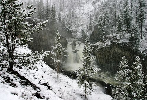Водопад под снегом вдоль круговой дороги Firehole Canyon drive.