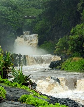 Водопады ущелья 'Ohe'o и небольшой мостик над ними.