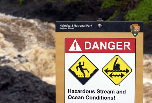 Знак, предупреждающий об опасности у священных водопадов.