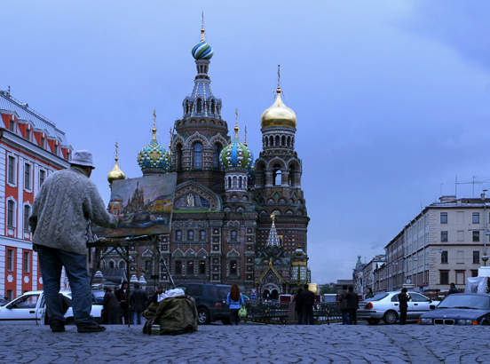 Художник, рисующий Спас-на-крови в сумерках.