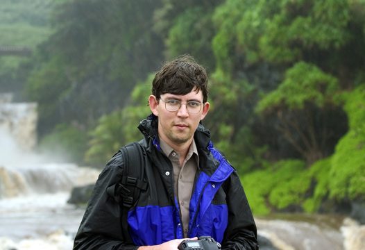 Илья готовится к съемке у 7-ми священных водопадов.