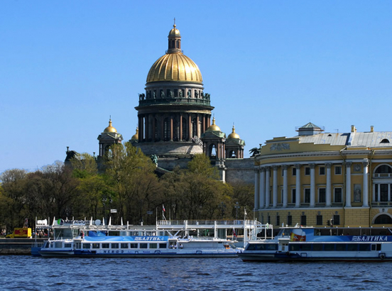 Вид на Исаакиевский собор через Неву.