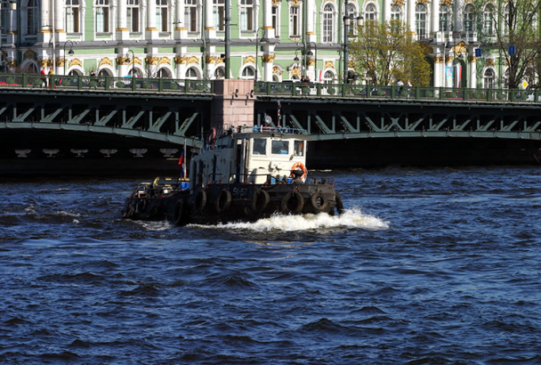 Гордый буксир на фоне Дворцового моста.