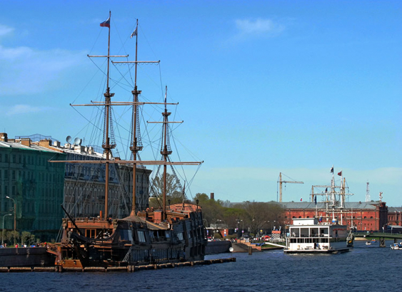 Кронверкский пролив, отделяющий Заячий остров с Петропавловской крепостью от Петроградской стороны. В корабле "Кронверк" на переднем плане расположен спортклуб.