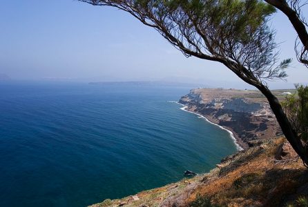 Зеленая вода у мыса Акротири (Akrotiri).