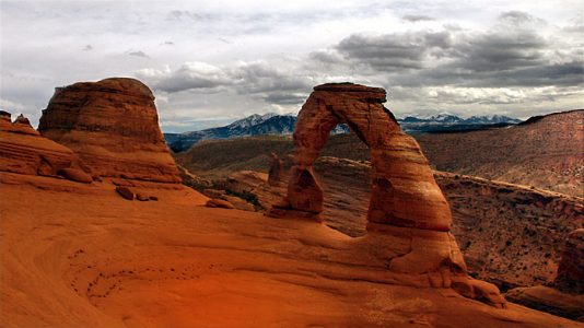 Изящная арка (Delicate arch) - символ Юты.